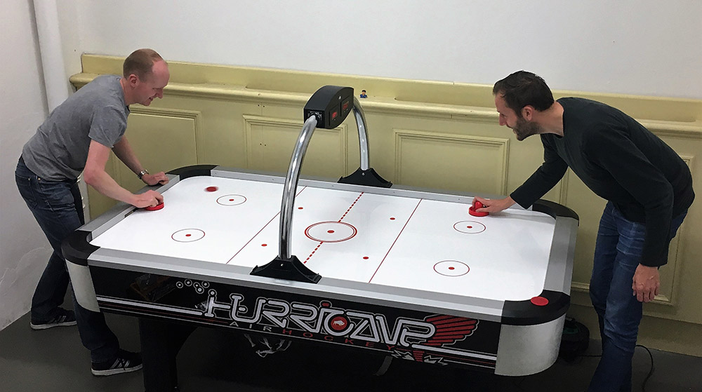 Ambrero Blog - Nu ook een airhockeytafel in de gameroom